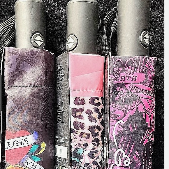 Ed Hardy Other - NWT ED HARDY COMPACT UMBRELLAS - Pink or Black Handle - Only 2 Left